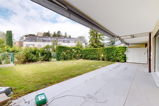 terrasse avec from property, clôture, terrasse, pelouse, et day time