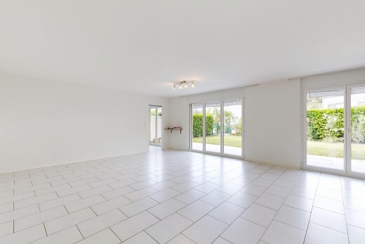 pièce vide avec drywall, cloison sèche, natural light, lumière naturelle, et inside property