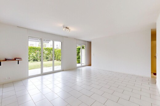 pièce vide avec light floor, cloison sèche, drywall, lumière naturelle, et natural light
