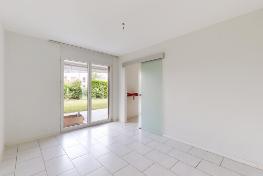pièce vide avec lumière naturelle, natural light, cloison sèche, drywall, et light floor