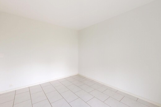 pièce vide avec cloison sèche, drywall, light floor, inside property, et plinthes murales