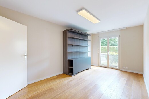 pièce vide avec inside property, wood finish floor, sol en finition bois, drywall, et cloison sèche