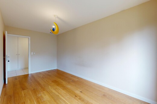 pièce vide avec light floor, inside property, plinthes murales, baseboards wall, et cloison sèche