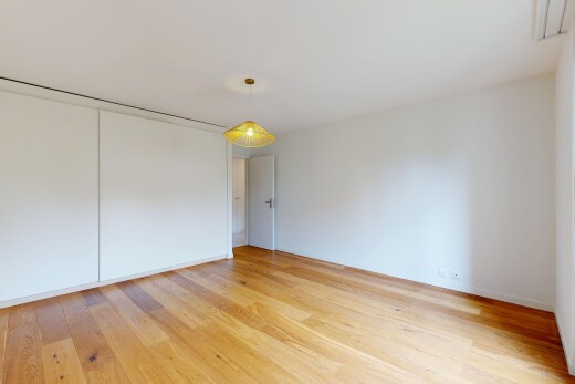 pièce vide avec wood finish floor, sol en finition bois, inside property, light floor, et drywall