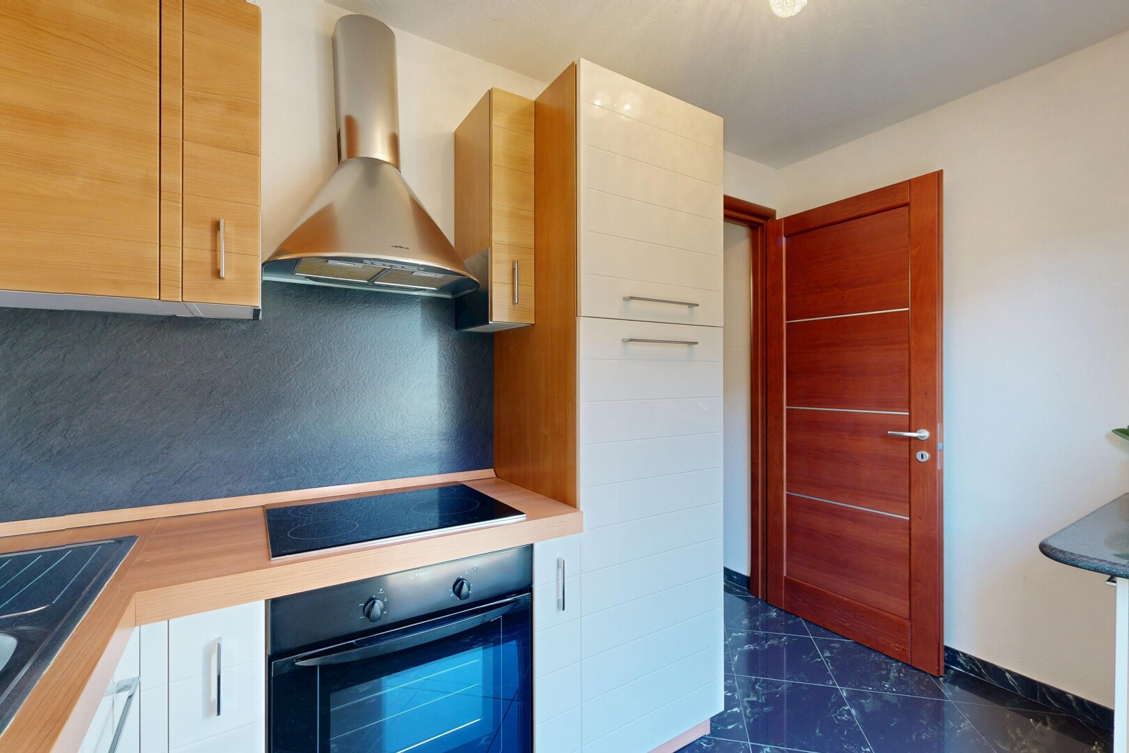 küche mit flat panel cabinets, schränke mit flachen paneelen, dunstabzugshaube, dark floor, und ofen