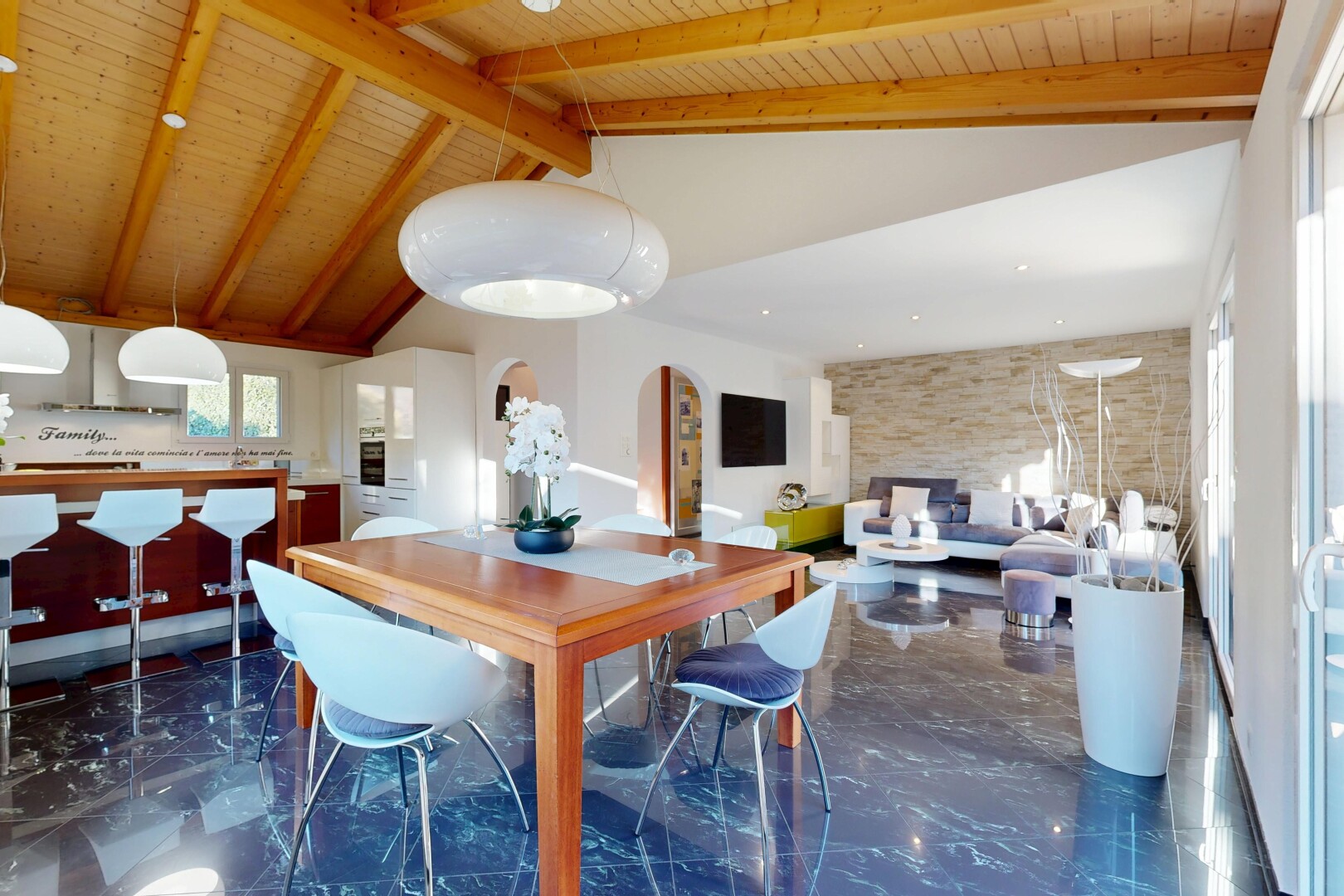 wohn- / esszimmer mit dark floor, inside property, gipskartonwand, drywall, und balkendecke