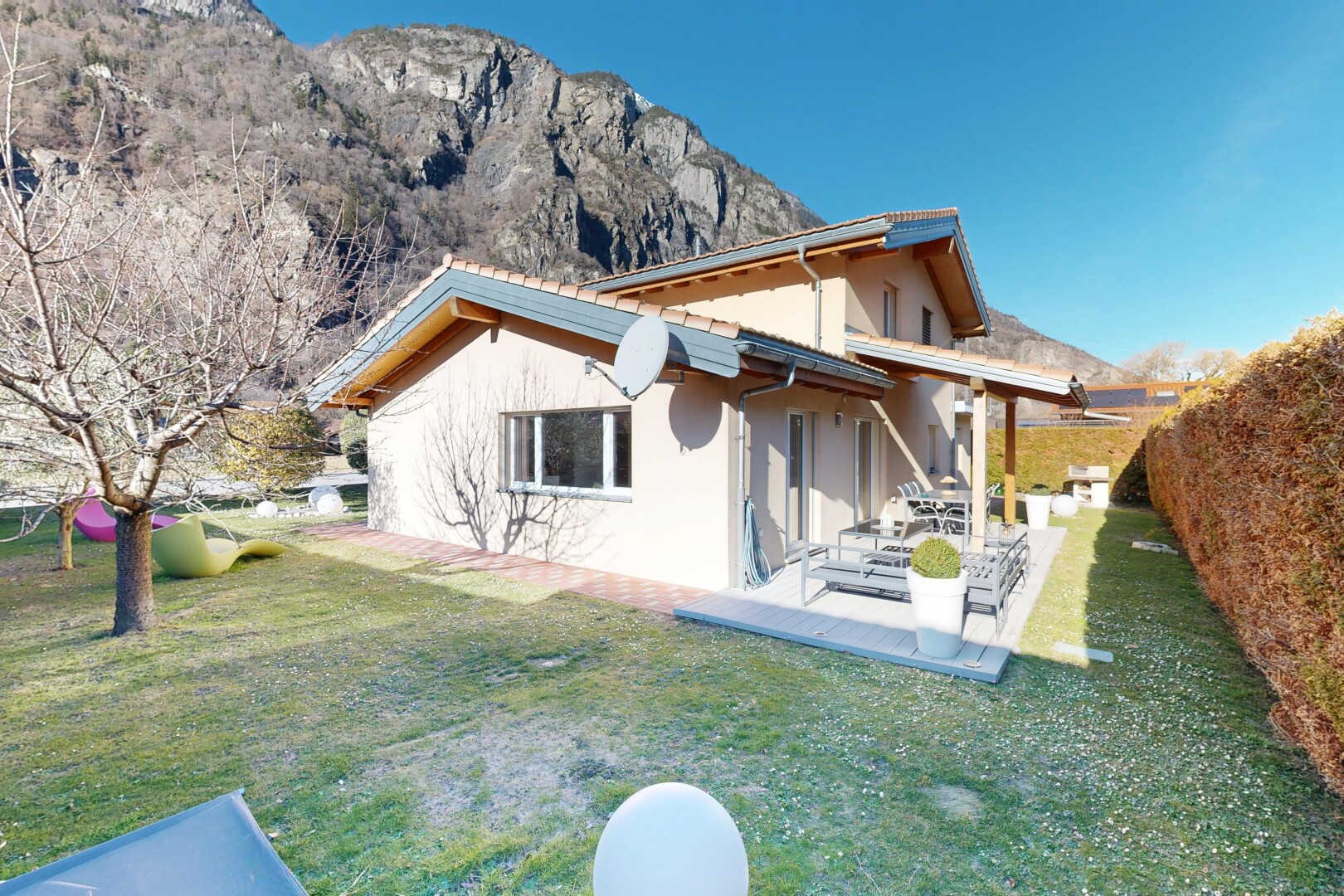 außenansicht mit day time, rasen, stuckverkleidung, property visible, und mountain view