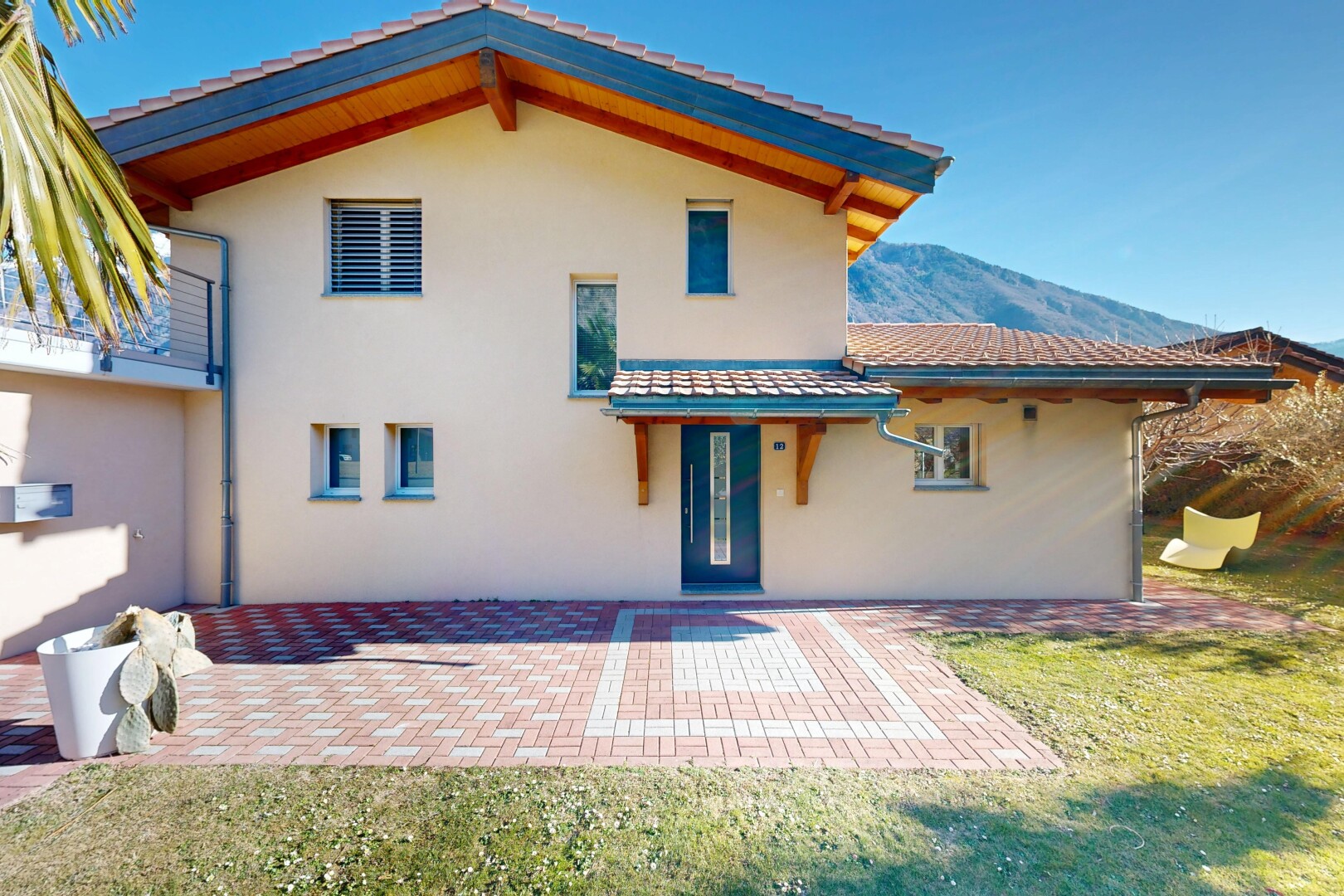 außenansicht mit property visible, terrasse, stuckverkleidung, day time, und rasen