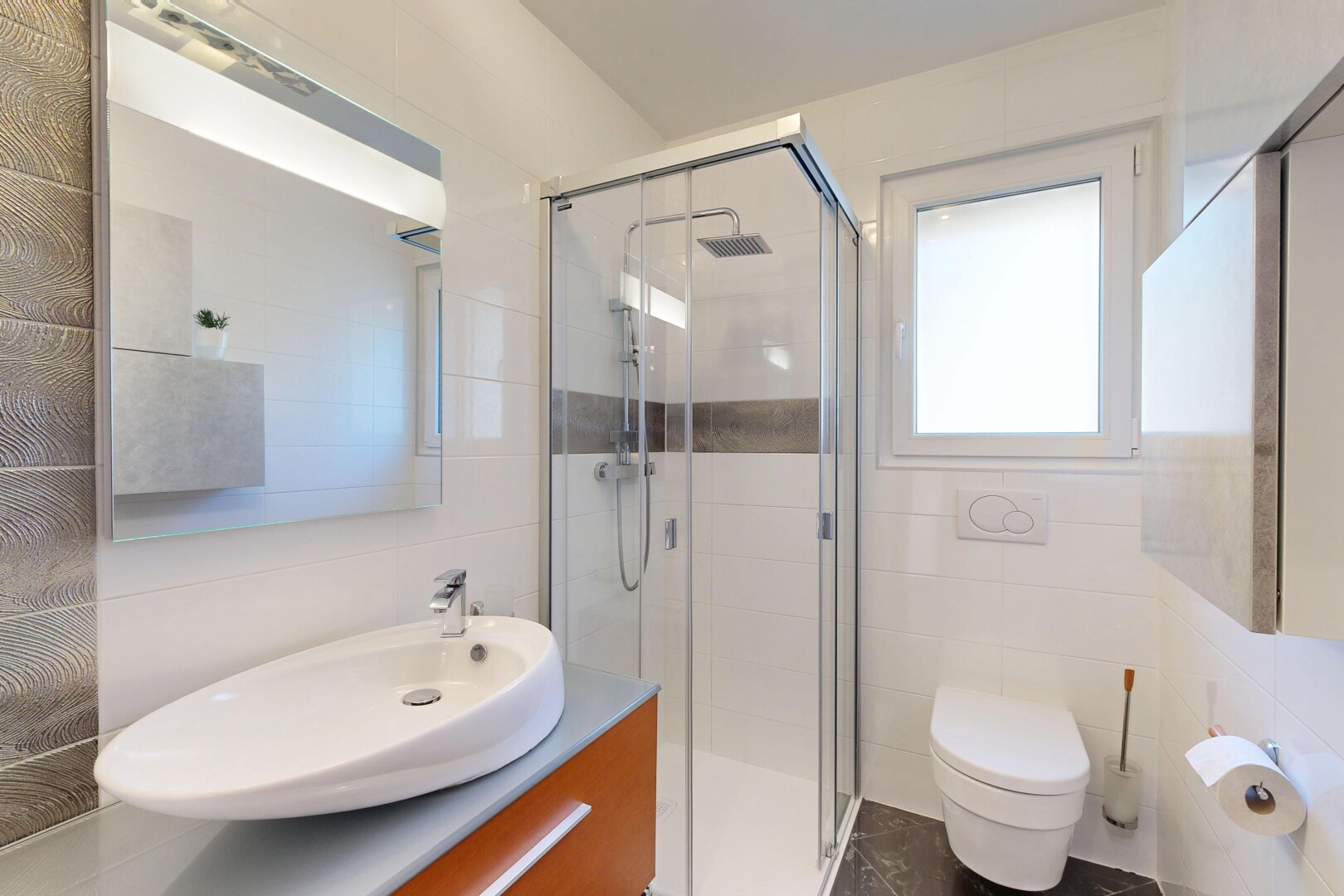 bad mit spiegel, tile wall, fliesenwand, schminktisch, und komplettes badezimmer