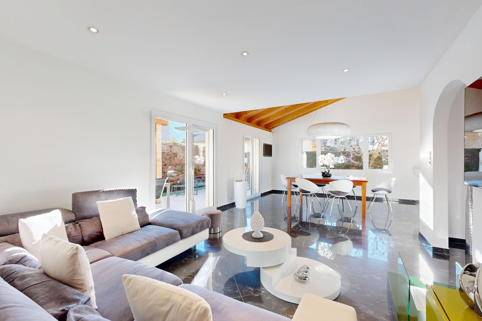 wohn- / esszimmer mit gipskartonwand, drywall, inside property, dachschräge, und vaulted ceiling