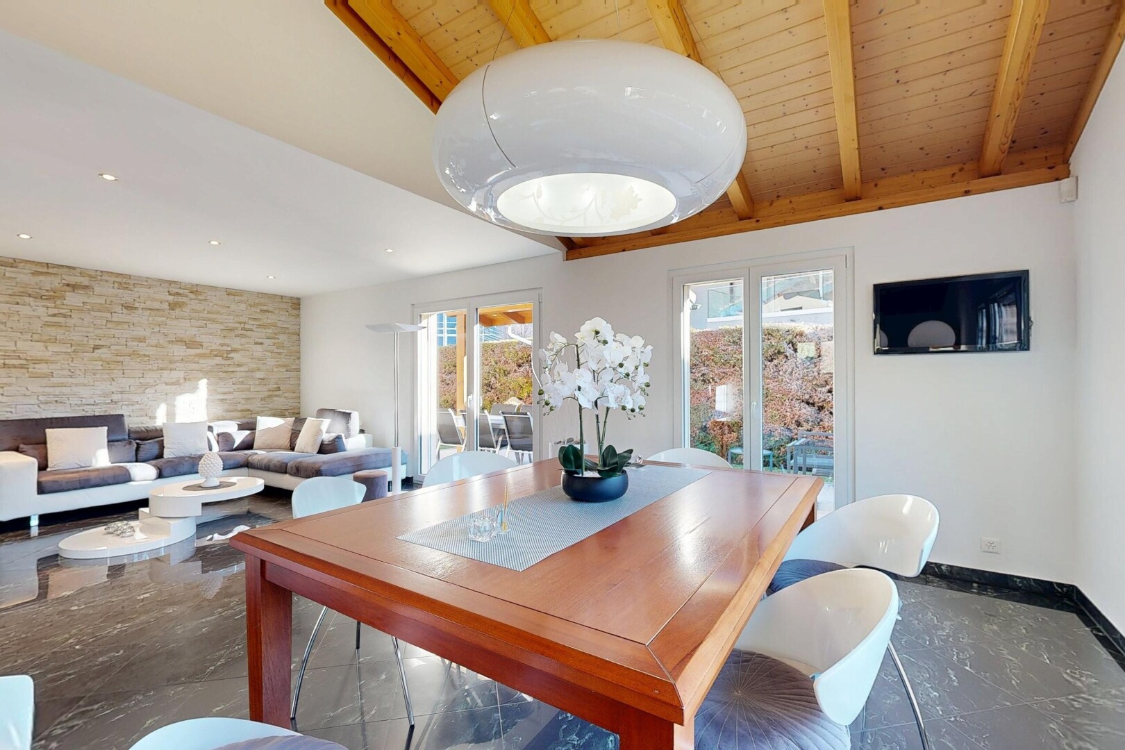 wohn- / esszimmer mit gipskartonwand, drywall, inside property, fernseher, und natürliches licht