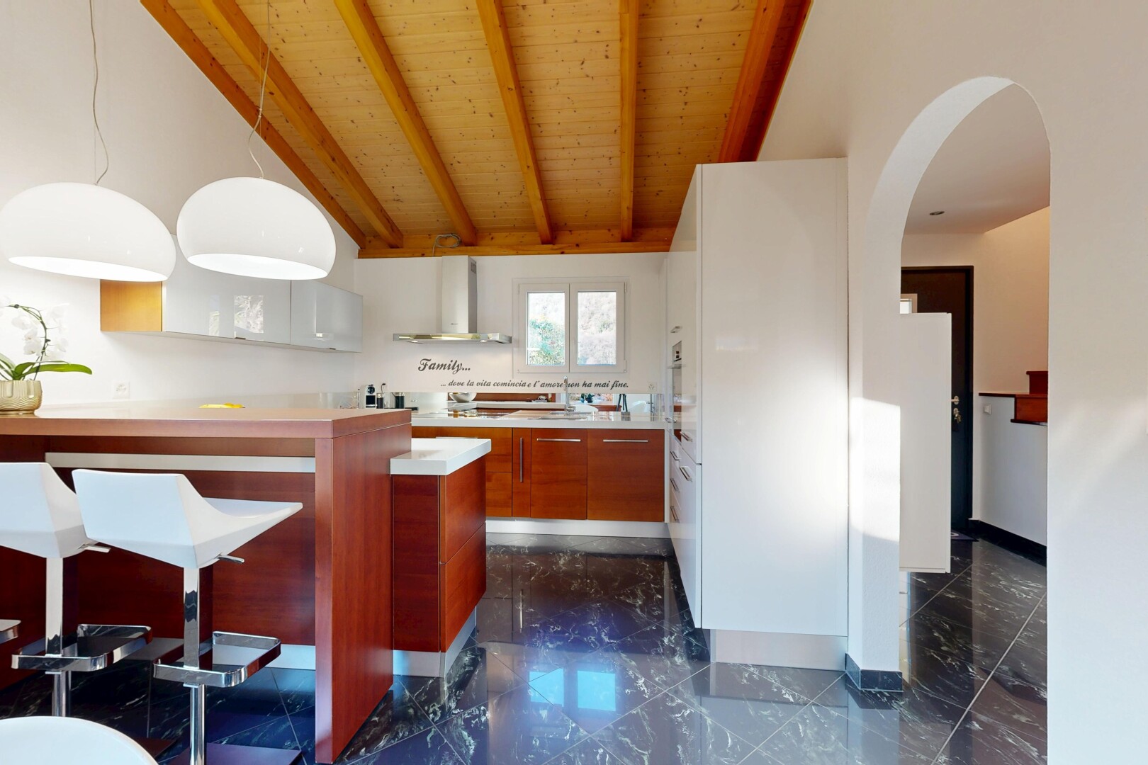 küche mit two heights countertops, gipskartonwand, drywall, light countertops, und arbeitsplatten