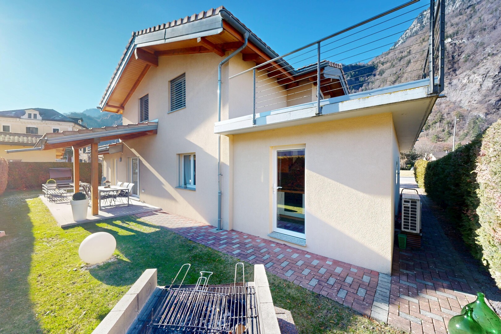 außenansicht mit terrasse, stuckverkleidung, day time, property visible, und zaun