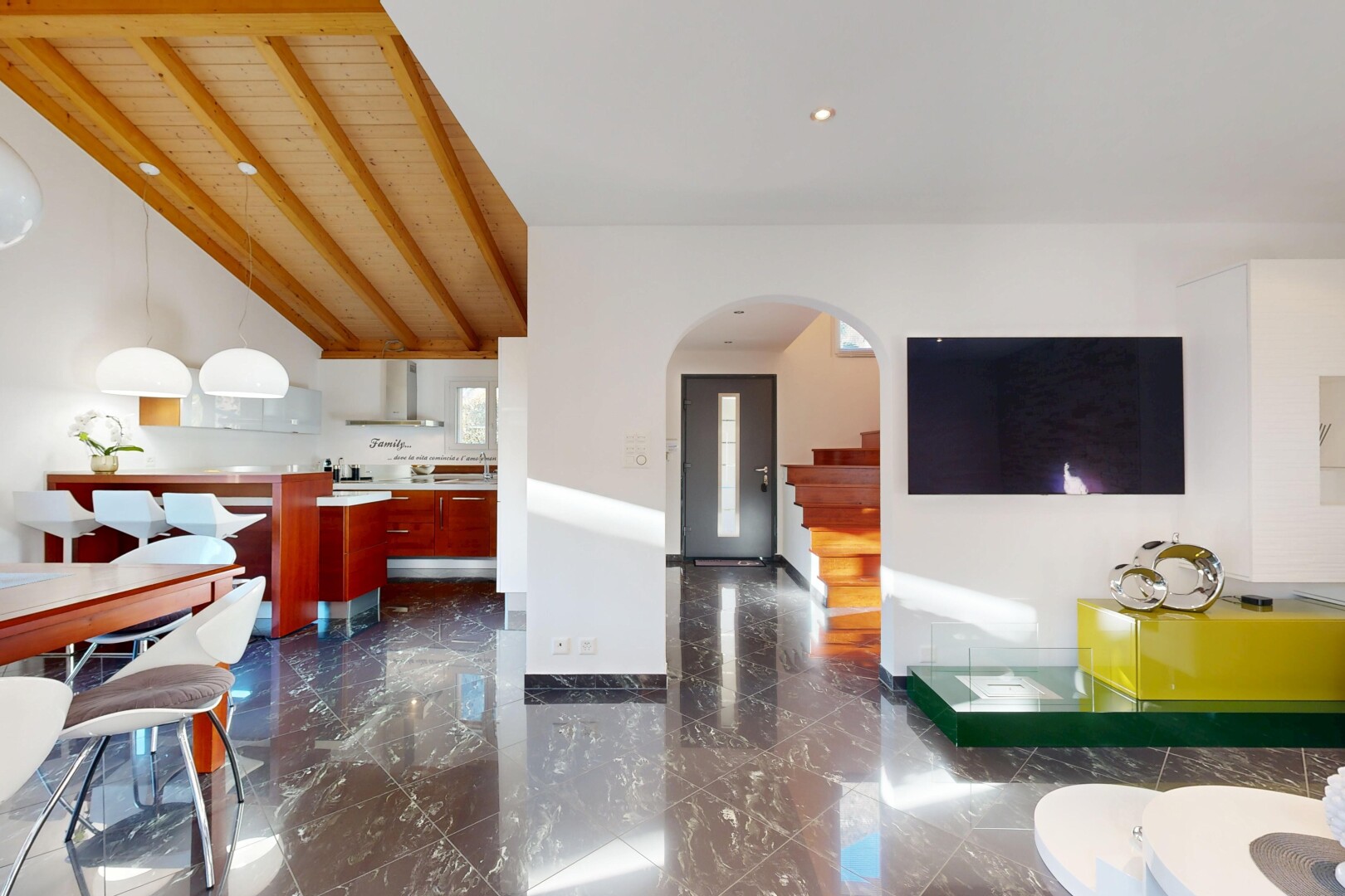 esszimmer mit fernseher, balkendecke, beamed ceiling, inside property, und treppen