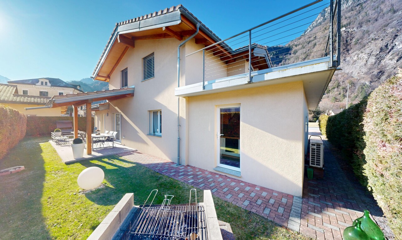 außenansicht mit terrasse, stuckverkleidung, day time, property visible, und zaun