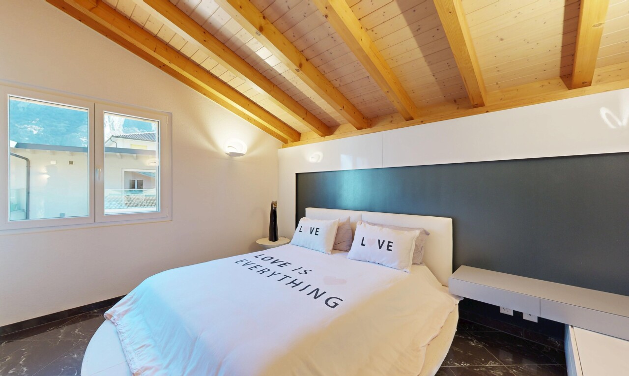 zimmer / schlafzimmer mit gipskartonwand, drywall, balkendecke, beamed ceiling, und inside property