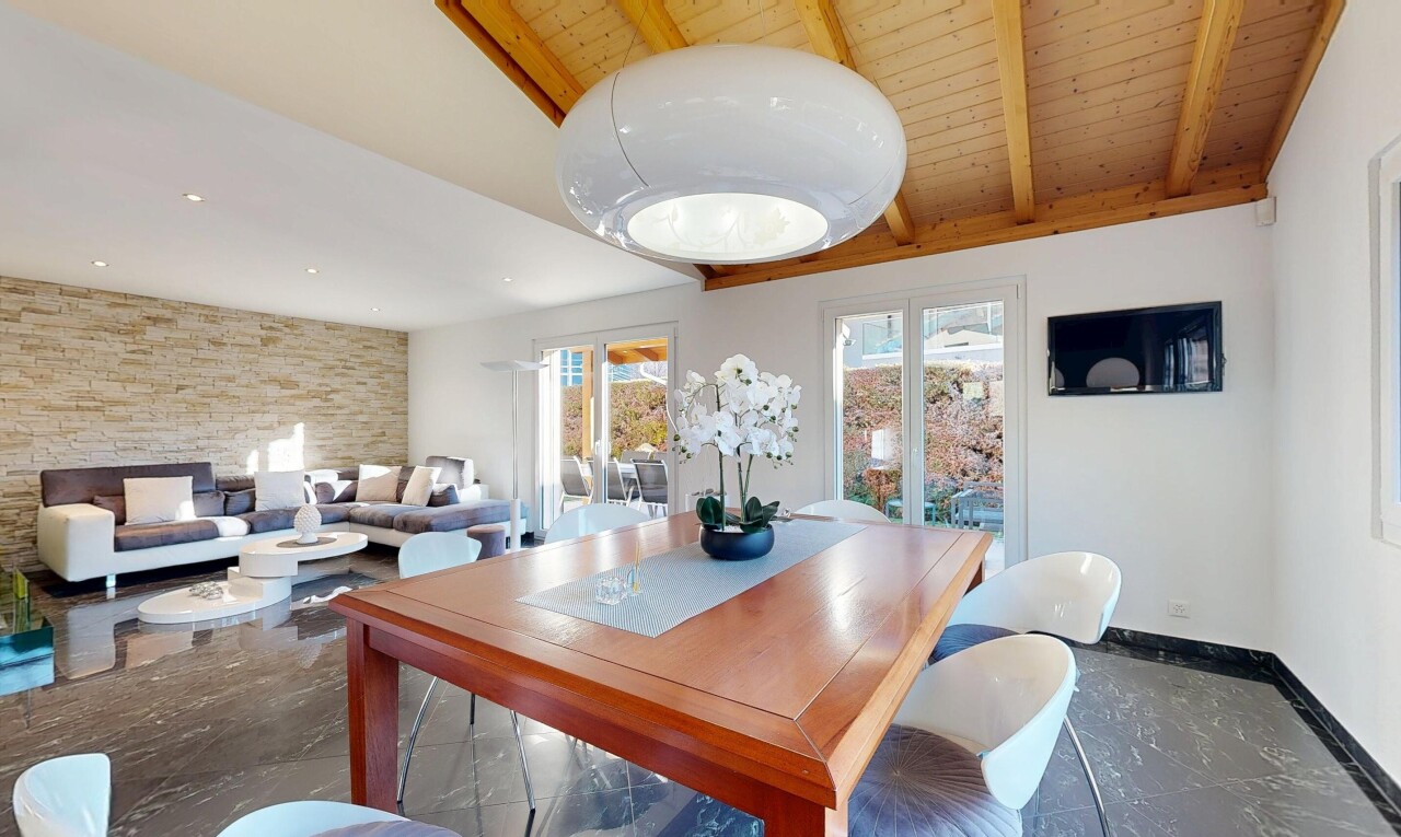 wohn- / esszimmer mit gipskartonwand, drywall, inside property, fernseher, und natürliches licht