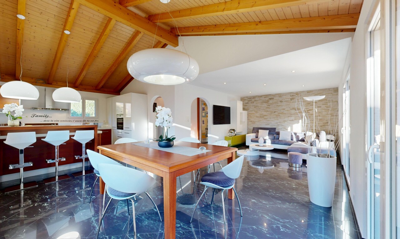 wohn- / esszimmer mit dark floor, inside property, gipskartonwand, drywall, und balkendecke