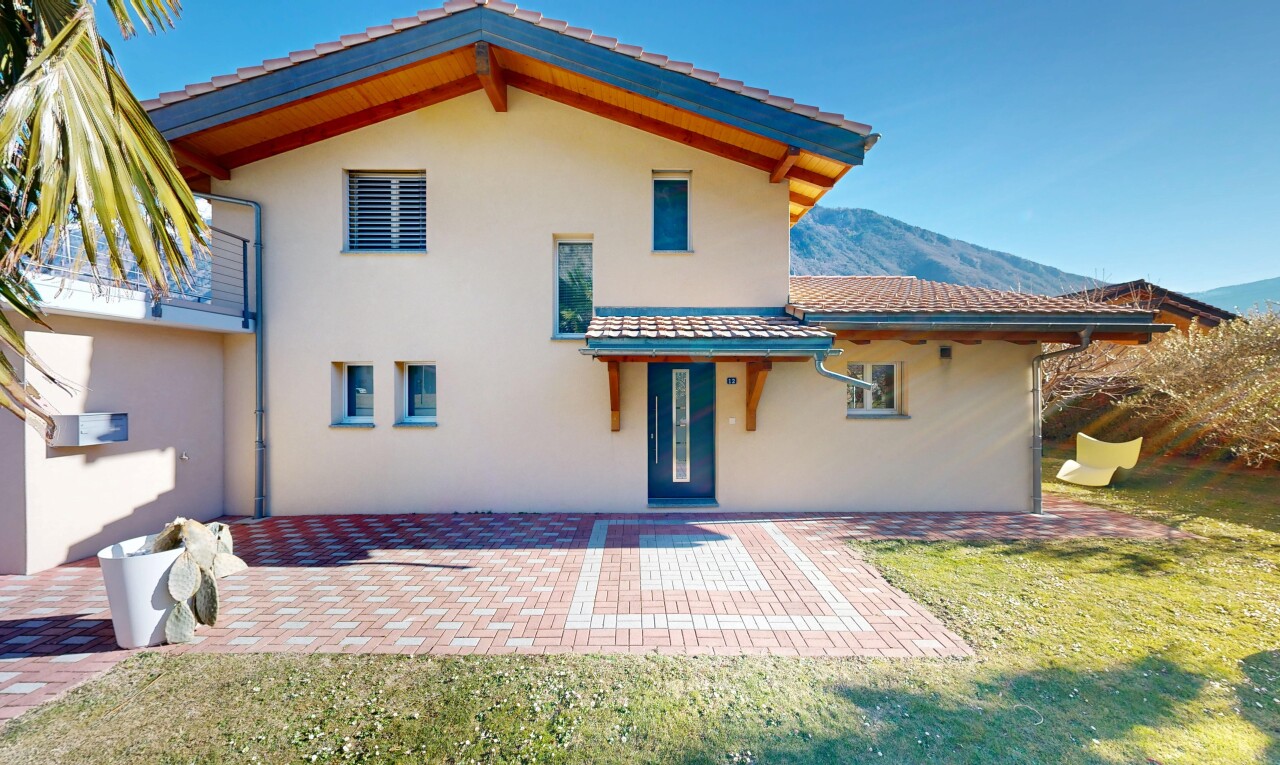 außenansicht mit property visible, terrasse, stuckverkleidung, day time, und rasen