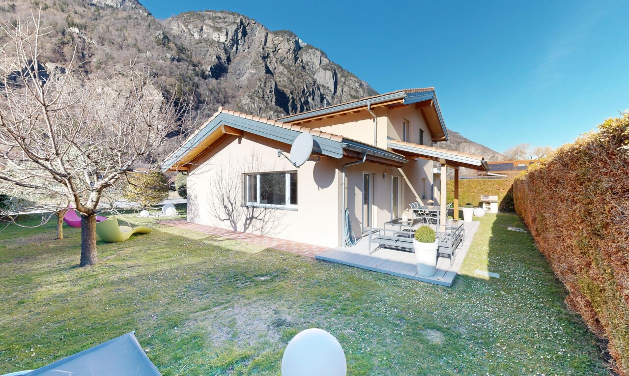 außenansicht mit day time, rasen, stuckverkleidung, property visible, und mountain view