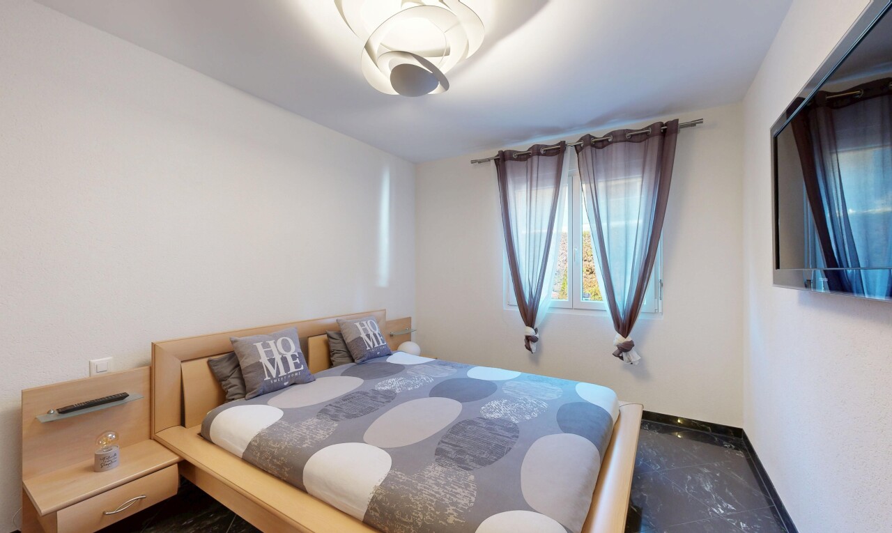 zimmer / schlafzimmer mit fernseher, drywall, gipskartonwand, inside property, und baseboards wall