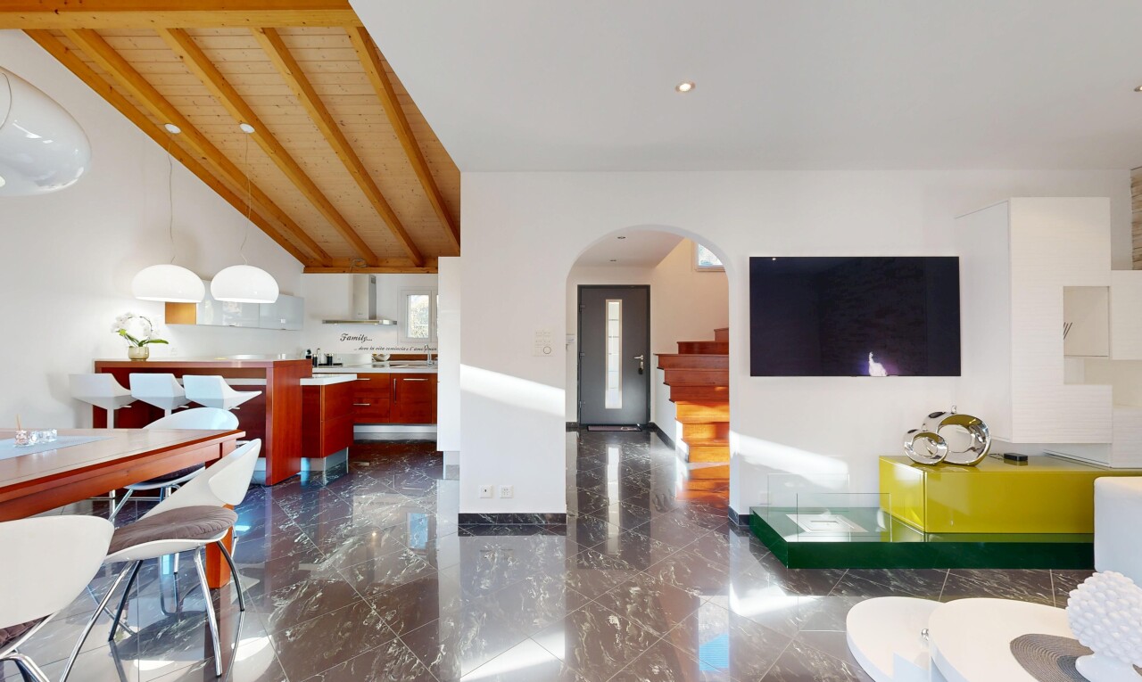 esszimmer mit fernseher, balkendecke, beamed ceiling, inside property, und treppen