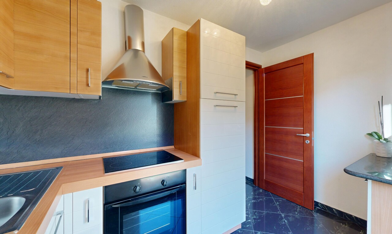 küche mit flat panel cabinets, schränke mit flachen paneelen, dunstabzugshaube, dark floor, und ofen