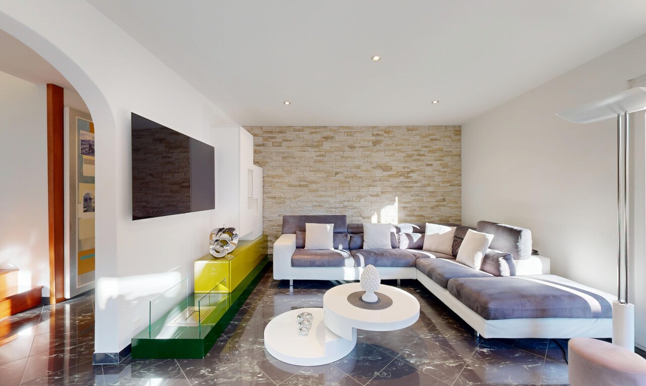 wohnzimmer mit gipskartonwand, drywall, fernseher, inside property, und einbauleuchten