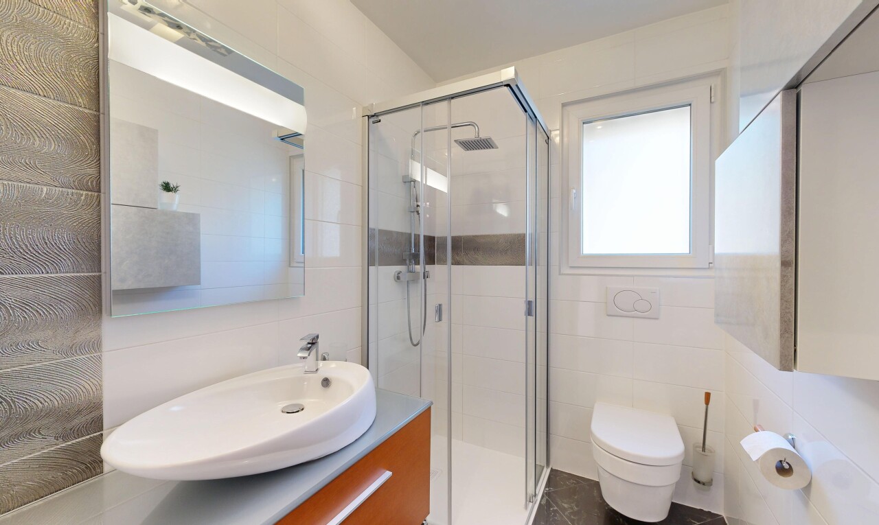 bad mit spiegel, tile wall, fliesenwand, schminktisch, und komplettes badezimmer
