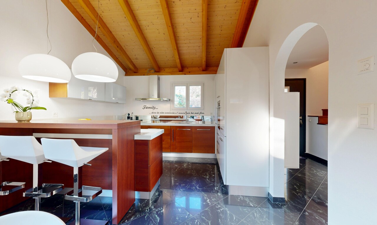 küche mit two heights countertops, gipskartonwand, drywall, light countertops, und arbeitsplatten