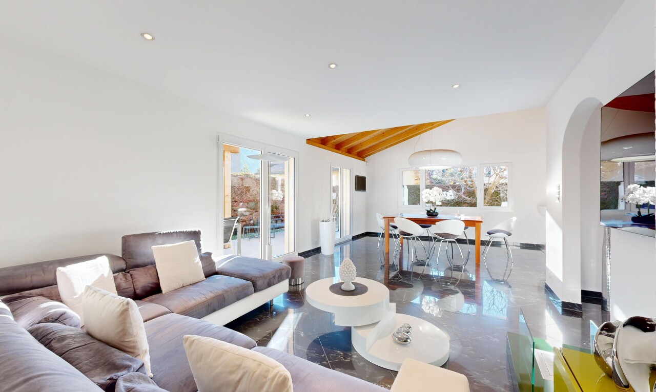 wohn- / esszimmer mit gipskartonwand, drywall, inside property, dachschräge, und vaulted ceiling