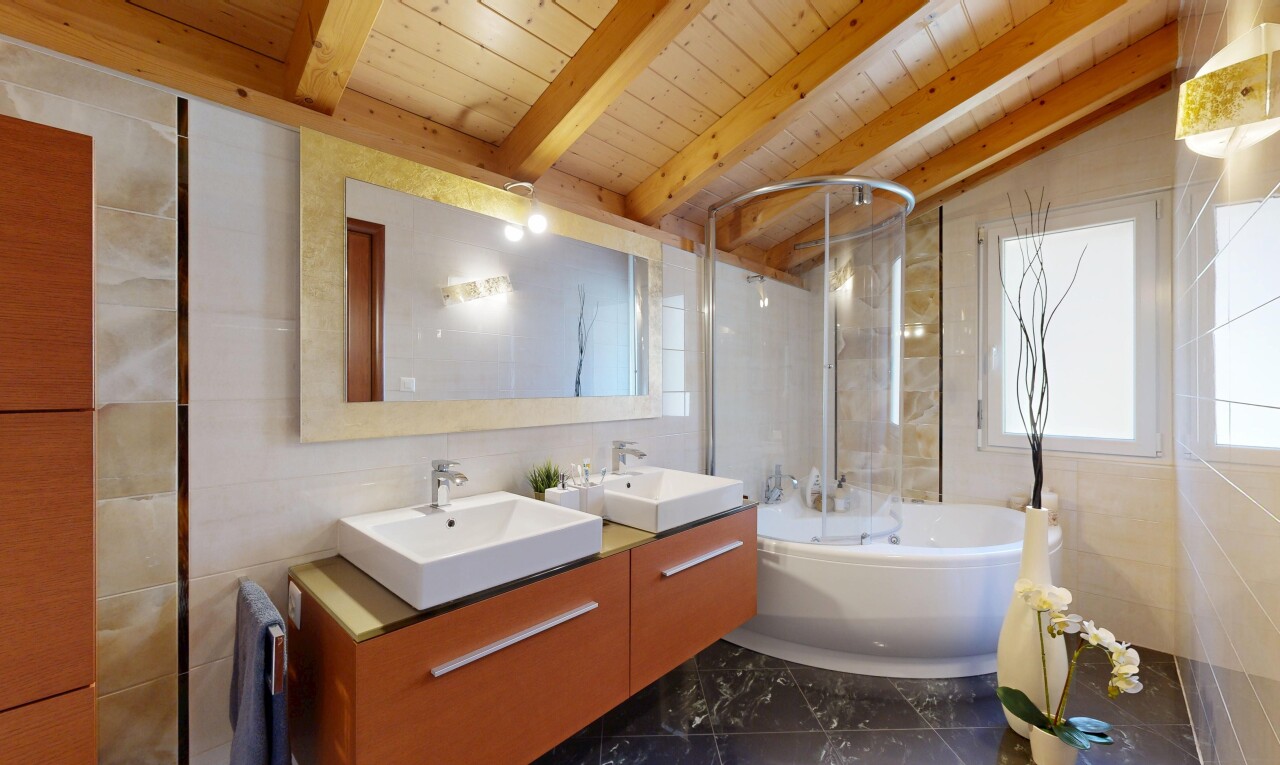 bad mit fliesenwand, tile wall, komplettes badezimmer, doppelwaschtisch, und waschbecken