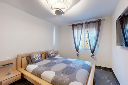 zimmer / schlafzimmer mit fernseher, drywall, gipskartonwand, inside property, und baseboards wall