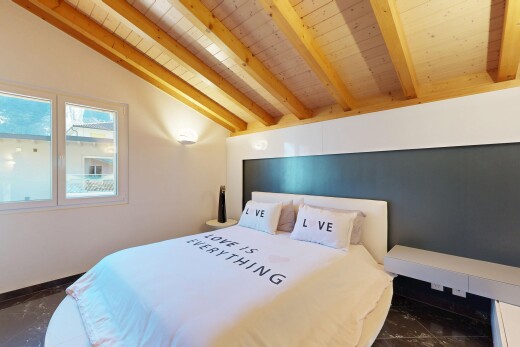 zimmer / schlafzimmer mit gipskartonwand, drywall, balkendecke, beamed ceiling, und inside property