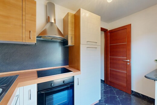 küche mit flat panel cabinets, schränke mit flachen paneelen, dunstabzugshaube, dark floor, und ofen
