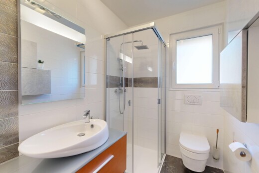 bad mit spiegel, tile wall, fliesenwand, schminktisch, und komplettes badezimmer