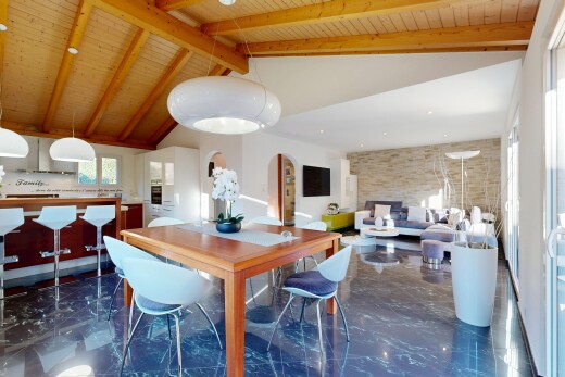 wohn- / esszimmer mit dark floor, inside property, gipskartonwand, drywall, und balkendecke