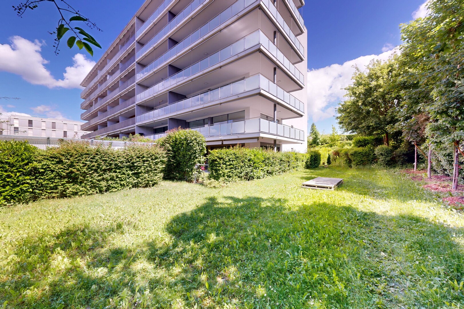 extérieur du bâtiment avec apartment complex view, vue sur le complexe d'appartements, from community, et day time