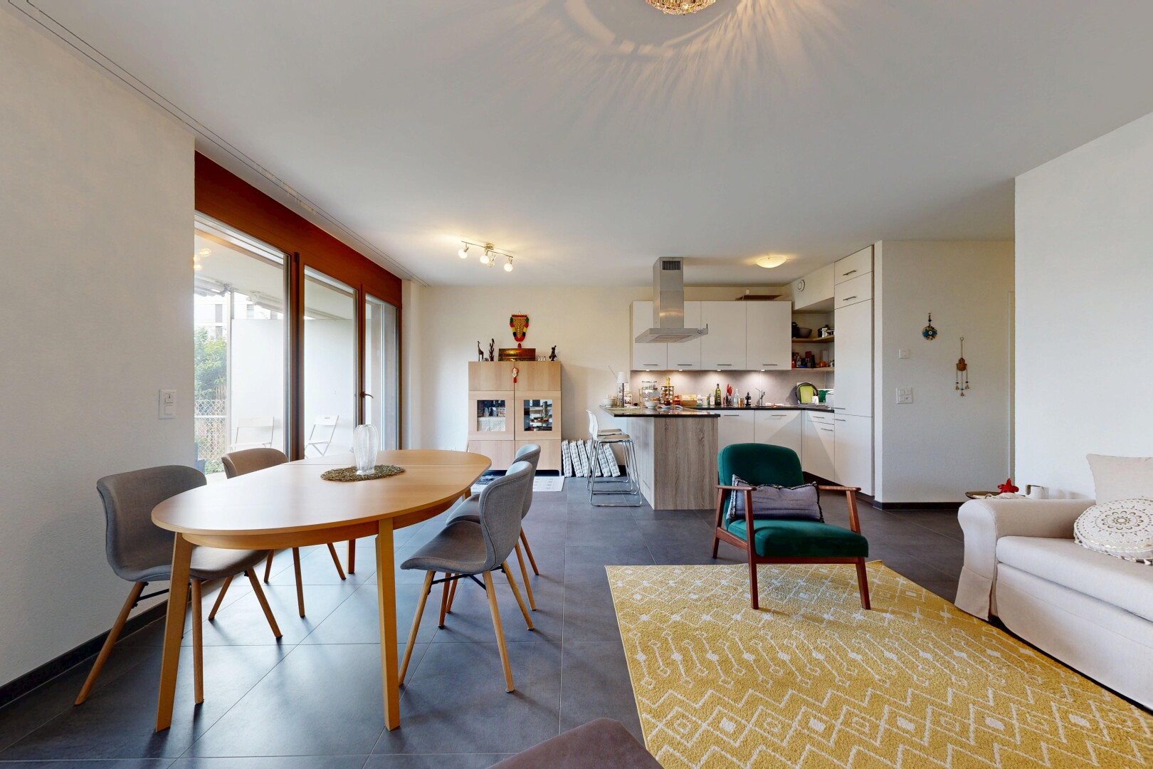 salon / salle à manger avec inside property, drywall, cloison sèche, natural light, et lumière naturelle