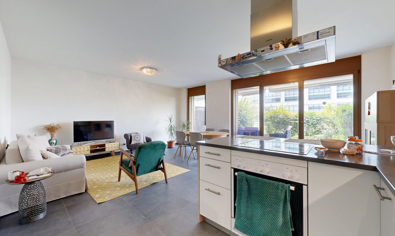 cuisine avec hotte, four, plans de travail, dark countertops, et inside property