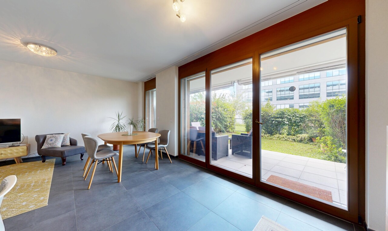 salle à manger avec concrete tile, inside community, cloison sèche, drywall, et lumière naturelle