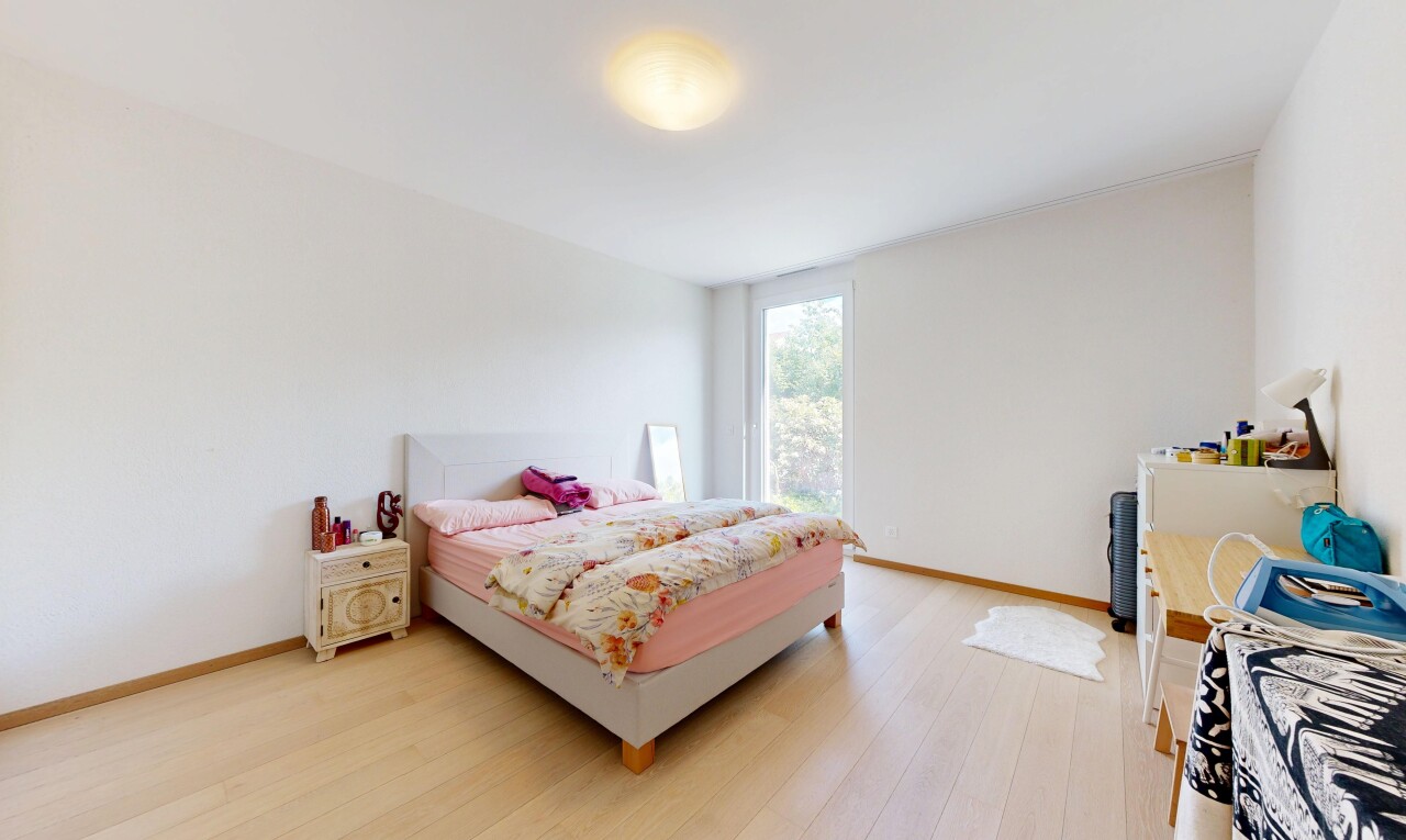 chambre avec sol en finition bois, wood finish floor, lumière naturelle, natural light, et inside property