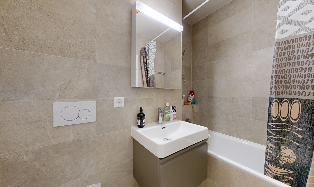 salle de bains avec salle de bain complète, mur en carrelage, tile wall, douche-bain combinés, et miroir