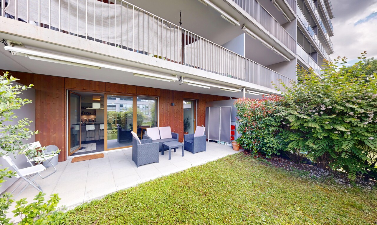 façade avec pelouse, espace de vie extérieur, balcon, et terrasse