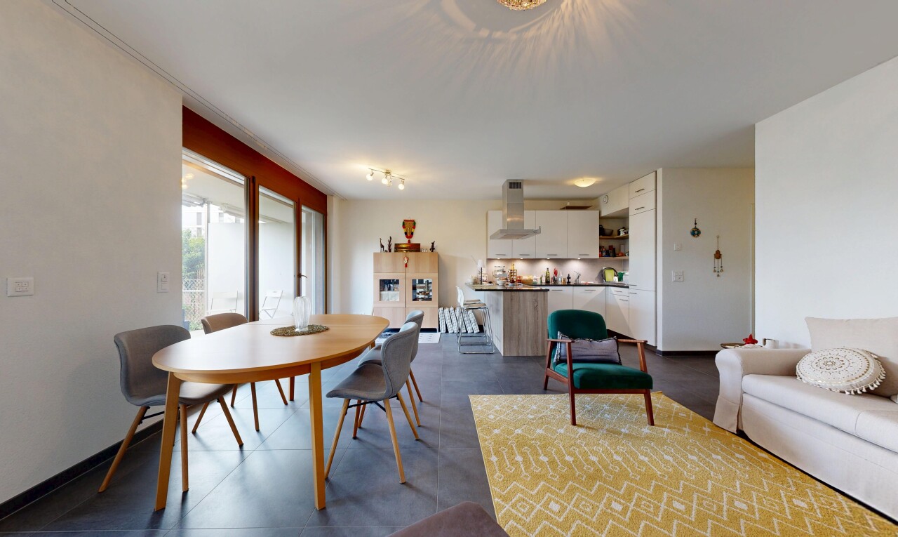 salon / salle à manger avec inside property, drywall, cloison sèche, natural light, et lumière naturelle