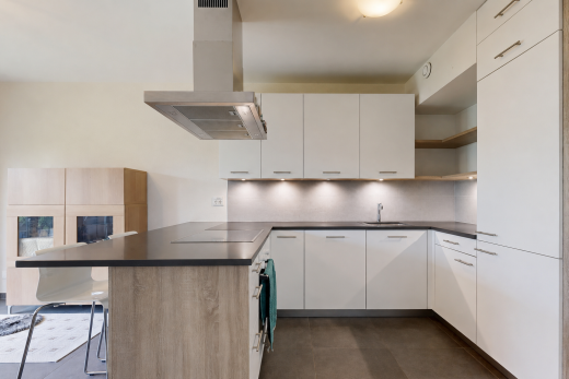 küche mit kitchen peninsula, küchentheke, dunstabzugshaube, dark countertops, und arbeitsplatten