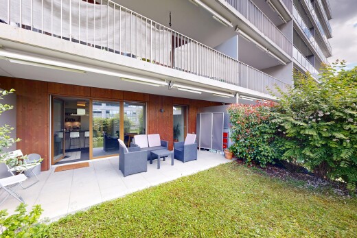 façade avec pelouse, espace de vie extérieur, balcon, et terrasse