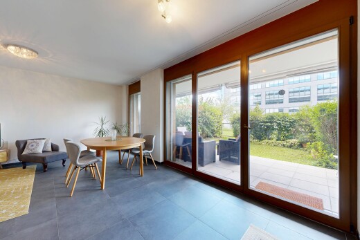 salle à manger avec concrete tile, inside community, cloison sèche, drywall, et lumière naturelle