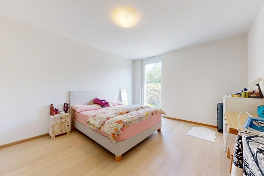 zimmer / schlafzimmer mit holzfußboden, wood finish floor, natürliches licht, natural light, und inside property