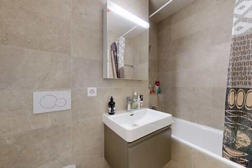 bad mit komplettes badezimmer, fliesenwand, tile wall, kombiniertes bad / dusche, und spiegel